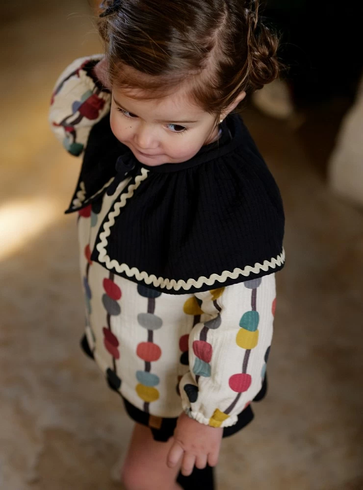 Sudadera para niña con cuello desmontable luna negra de José Varón