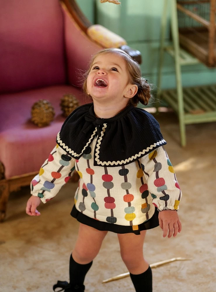 Sudadera para niña con cuello desmontable luna negra de José Varón