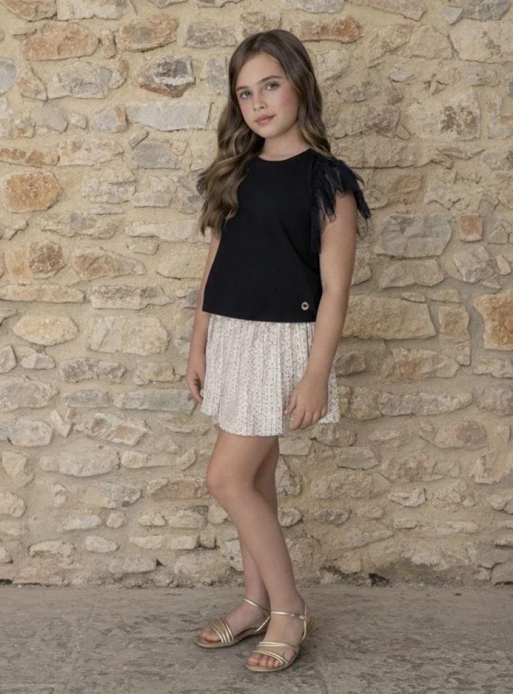 T-shirt and pleated skirt set. Free appliqué.