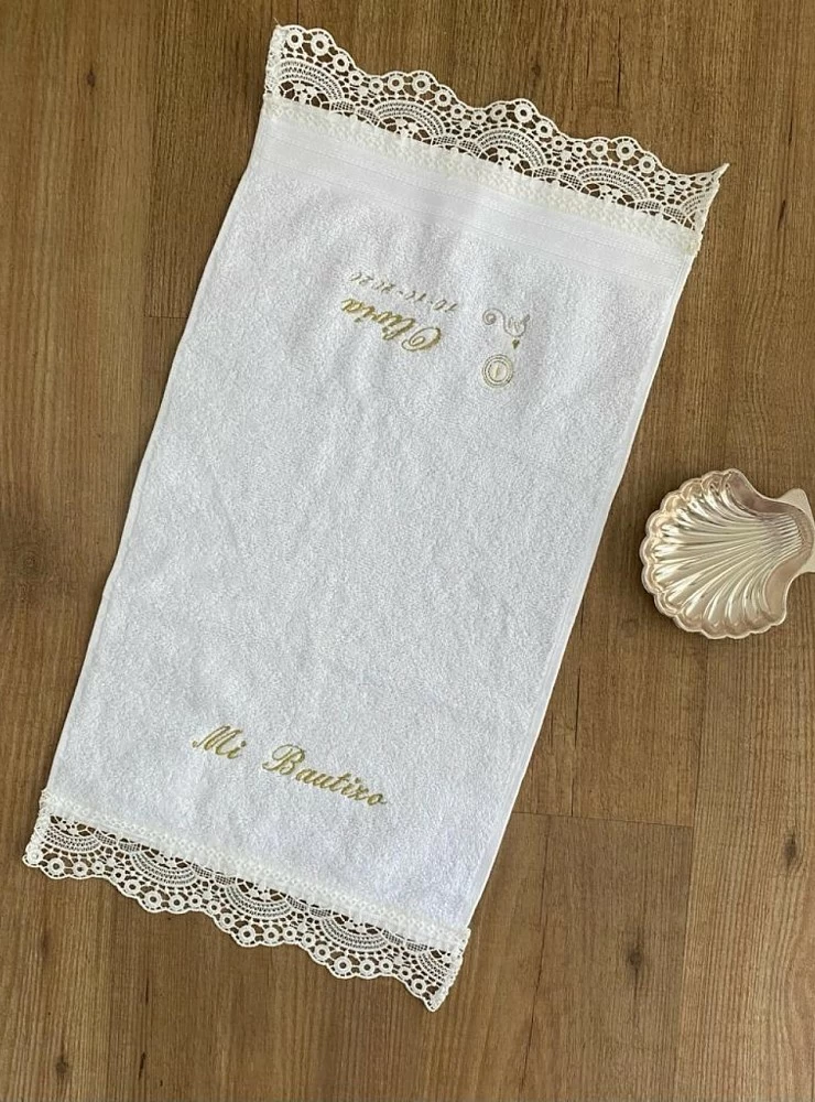 Toalla de bautizo en rizo blanco con puntillas. Personalizada