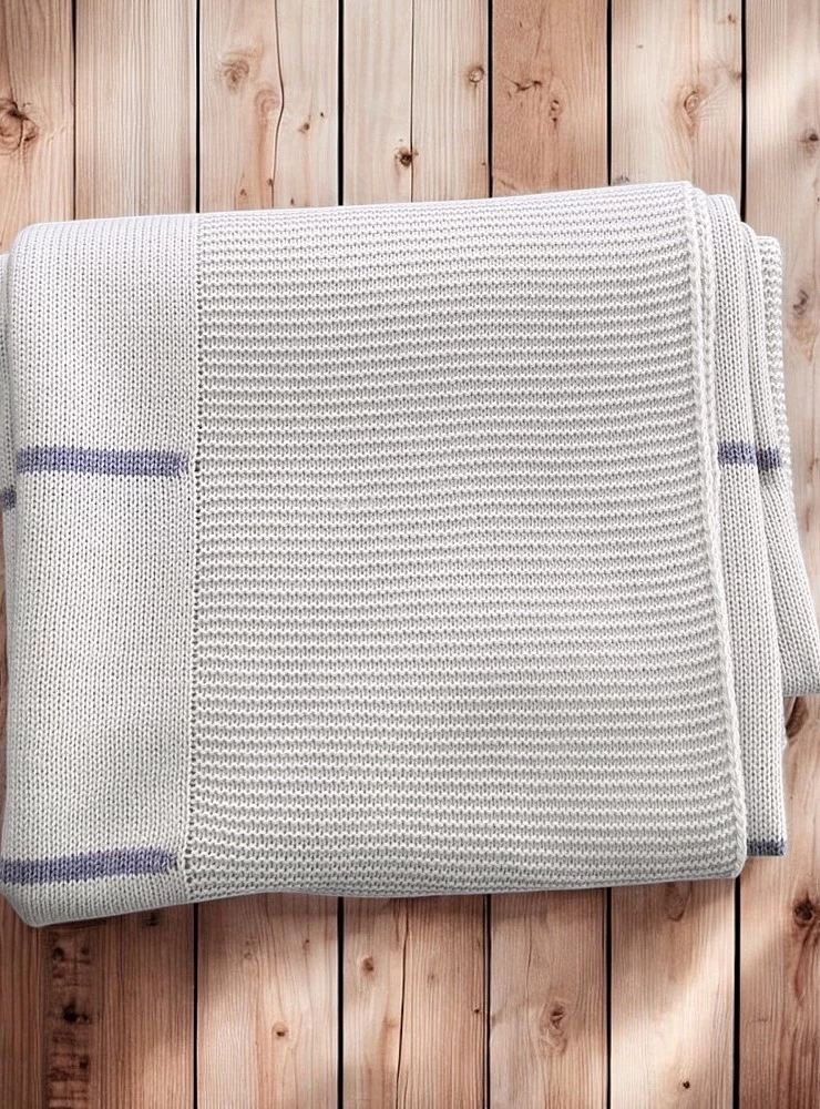 Toquilla en punto crema con rayas gris. Colección Sonata