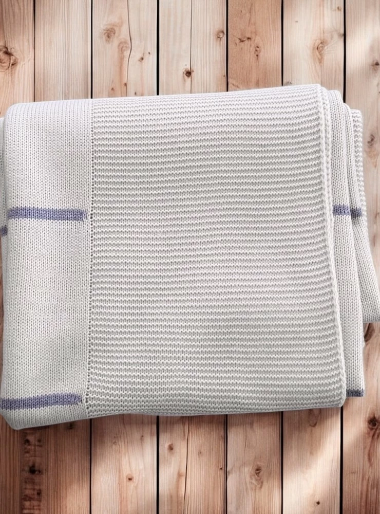 Toquilla en punto crema con rayas gris. Colección Sonata