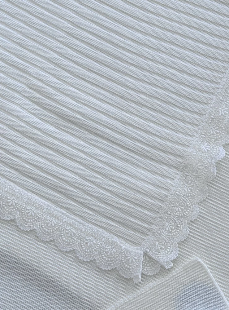 Toquilla entretiempo en punto color beige. Especial ceremonia