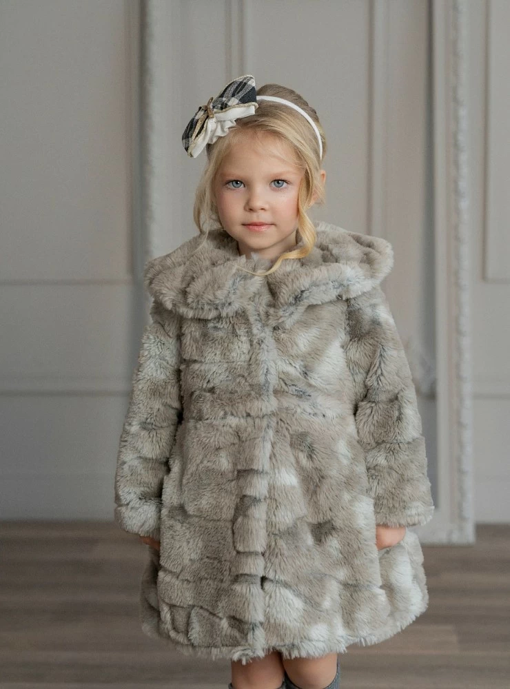 Two-tone fur coat for girls