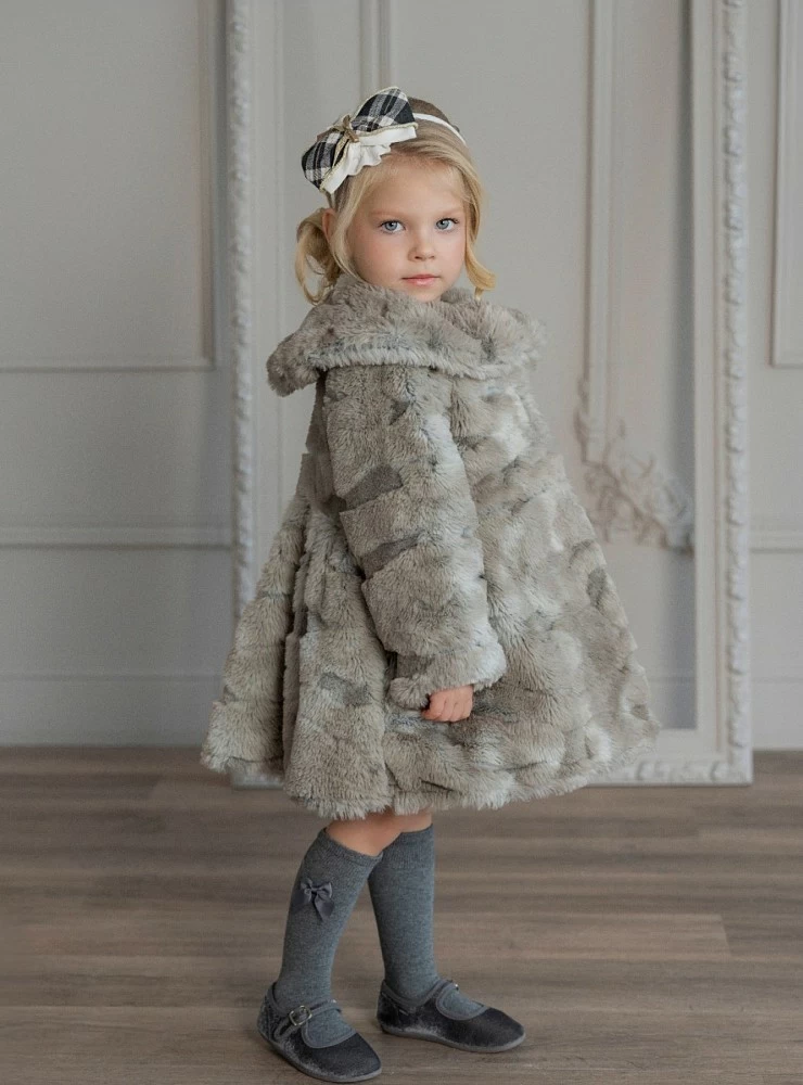 Two-tone fur coat for girls