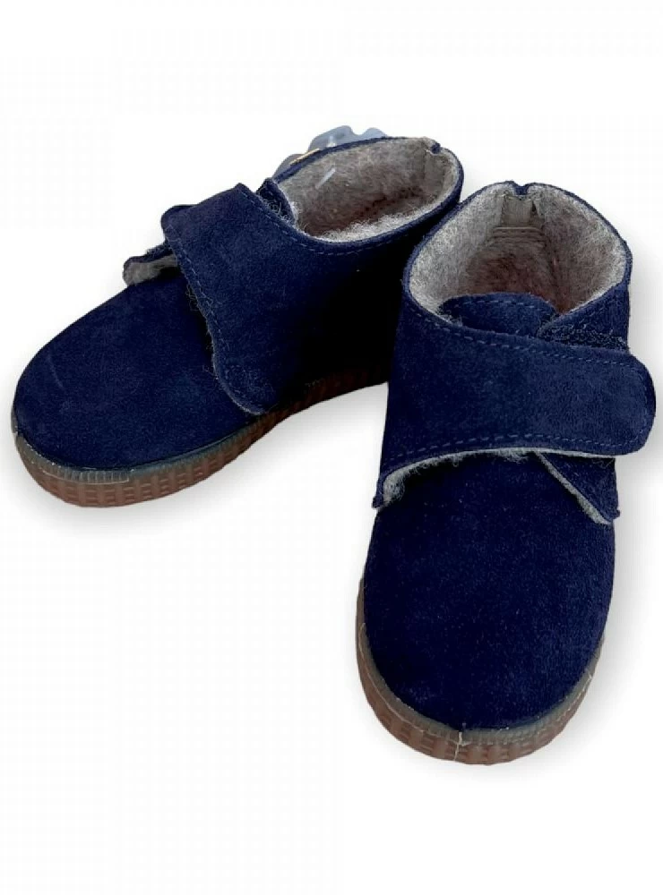 Unisex boot with velcro closure. Suede with fleece interior