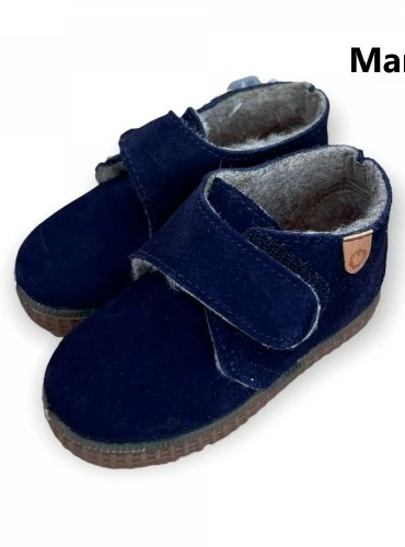 Unisex boot with velcro closure. Suede with fleece interior