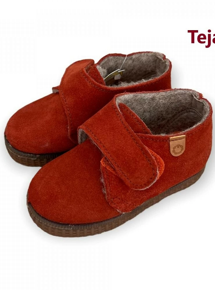 Unisex boot with velcro closure. Suede with fleece interior