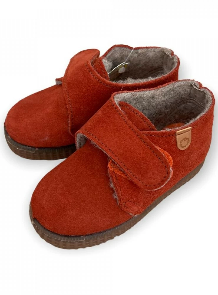 Unisex boot with velcro closure. Suede with fleece interior