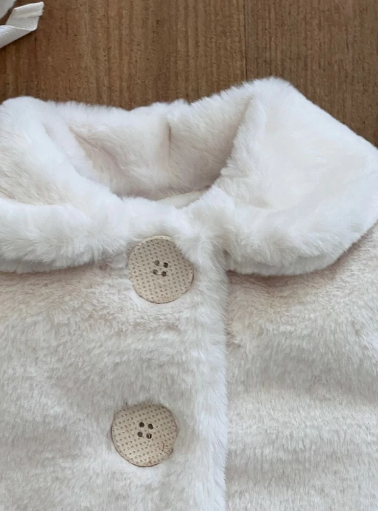 Unisex coat and bonnet set in beige smooth fur. Special Ceremony