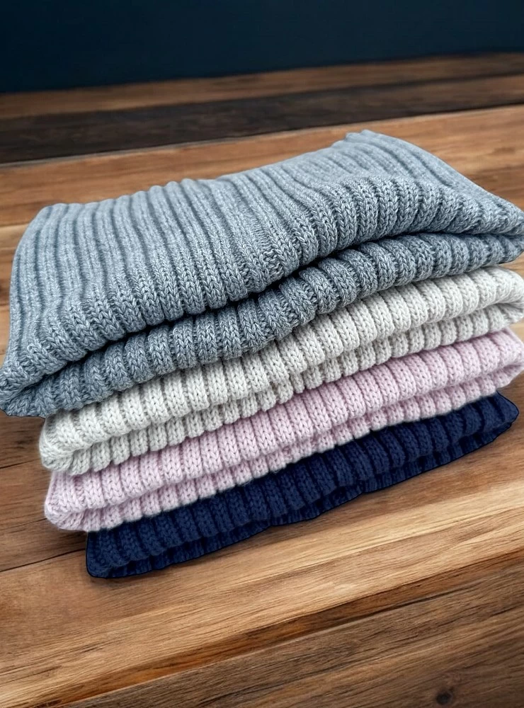 Unisex English knit neck warmer.