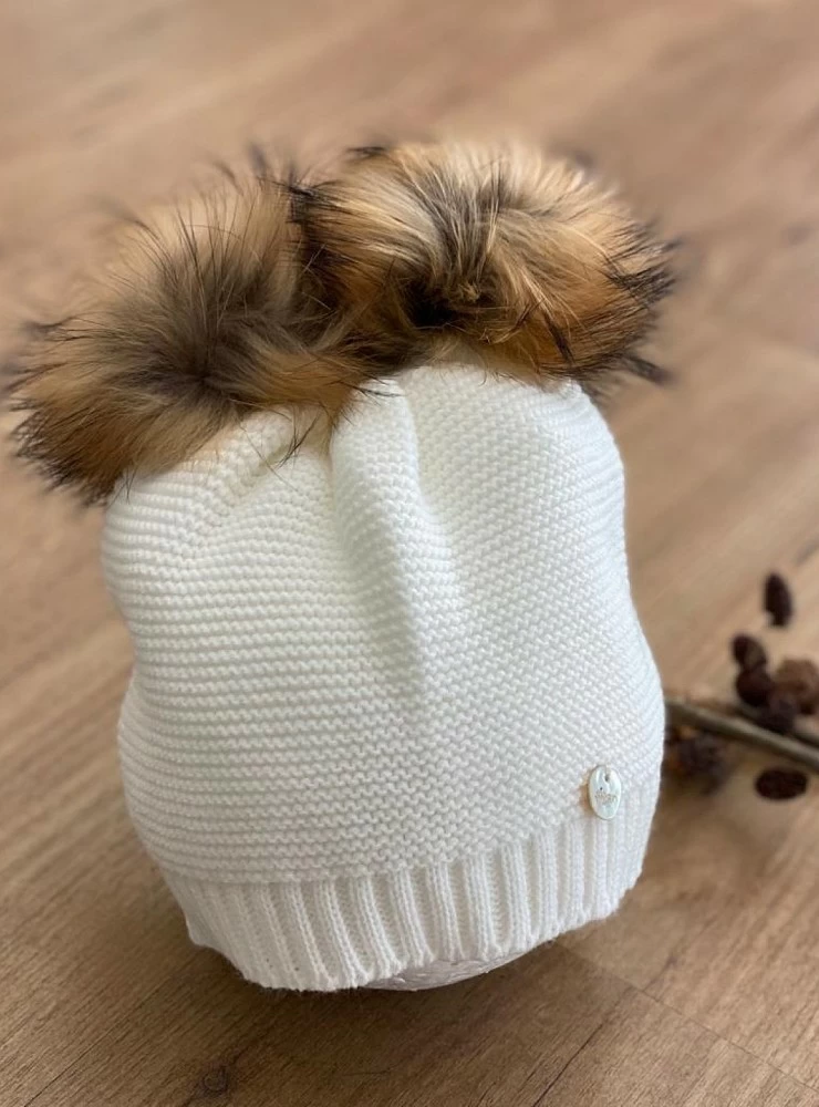 Unisex hat with two natural fur pompoms