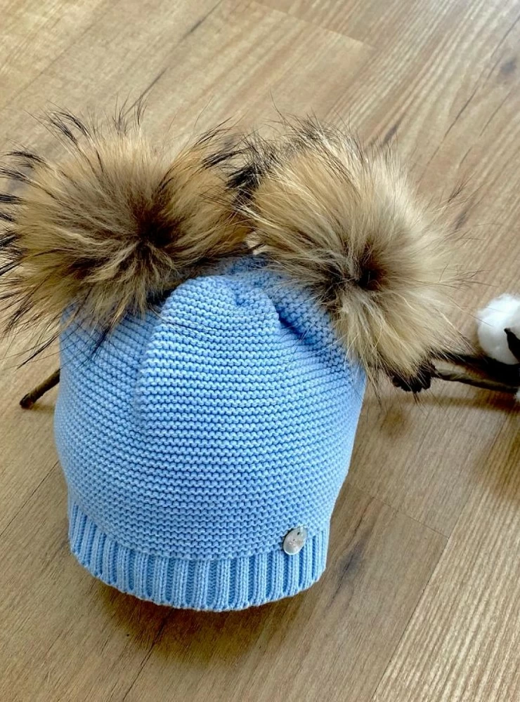 Unisex hat with two natural fur pompoms