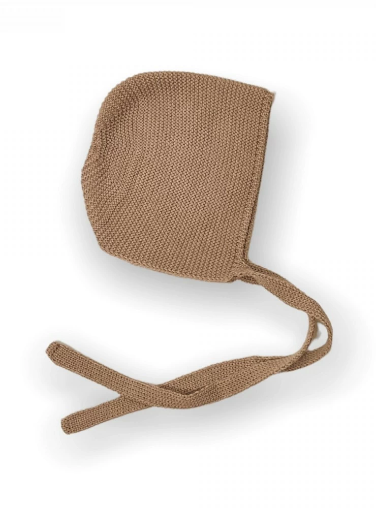 Unisex hood in camel-colored chubby knit.