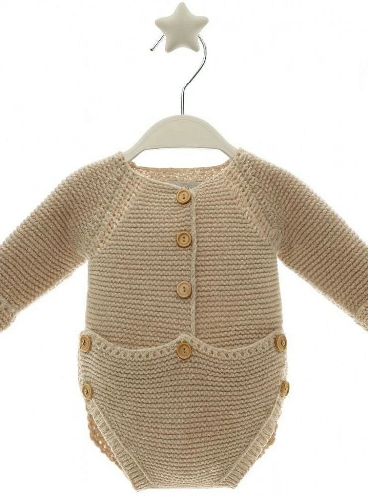 Unisex knitted romper with wooden buttons