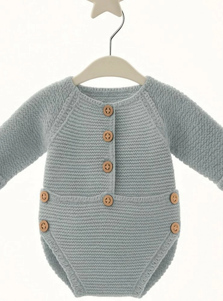 Unisex knitted romper with wooden buttons