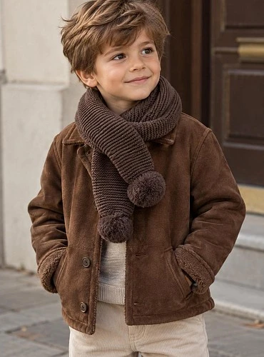 Unisex knitted scarf with tassels