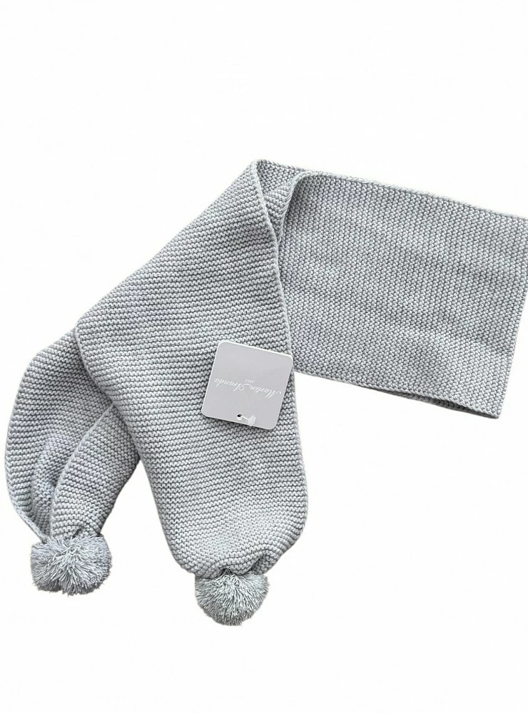 Unisex knitted scarf with tassels