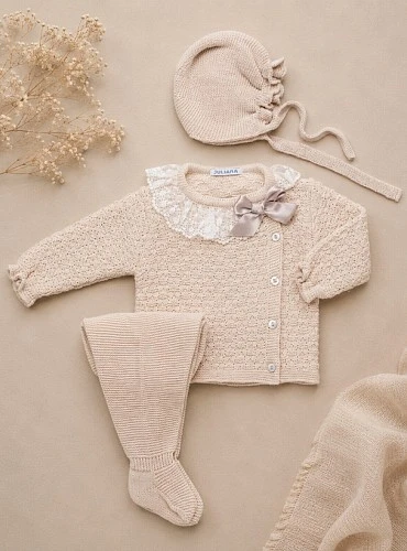 Unisex knitted set with bonnet and leggings in cream color for baby