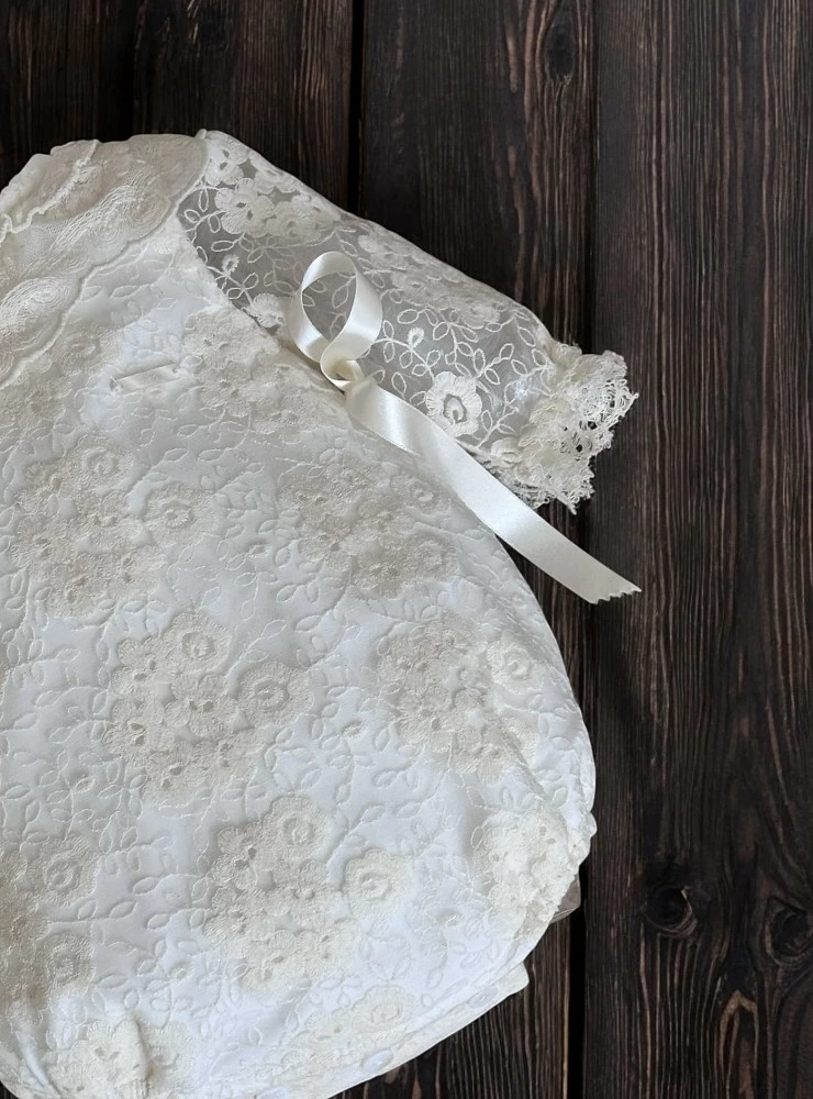 Unisex romper and bonnet set, lace collection