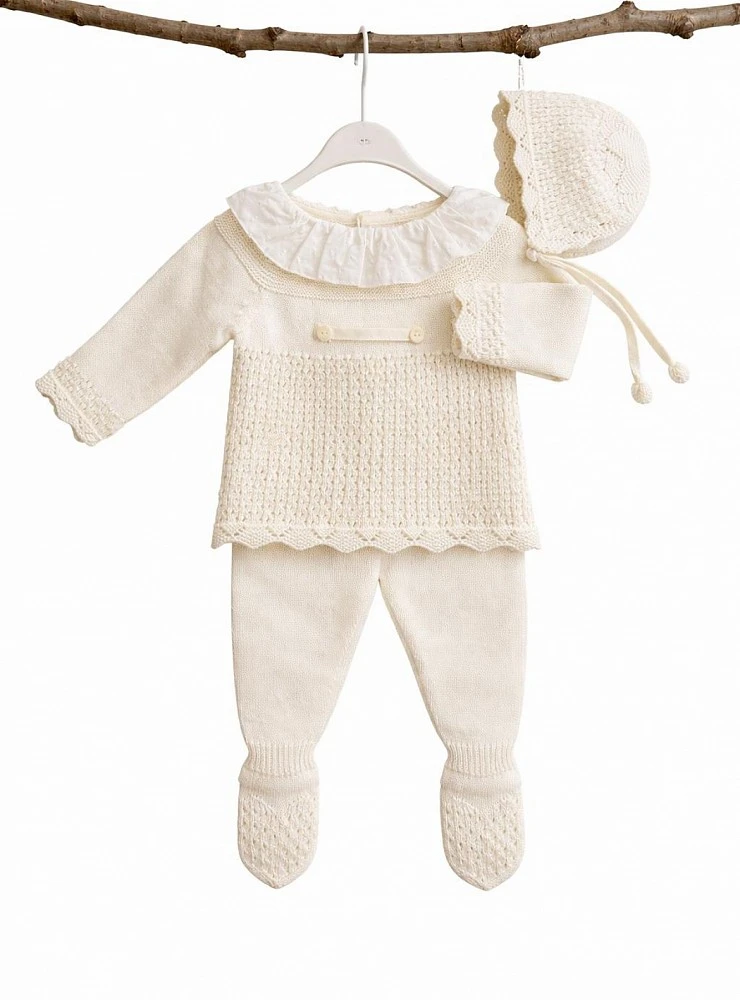 Unisex three-piece set. Ideal for formal occasions or special events.