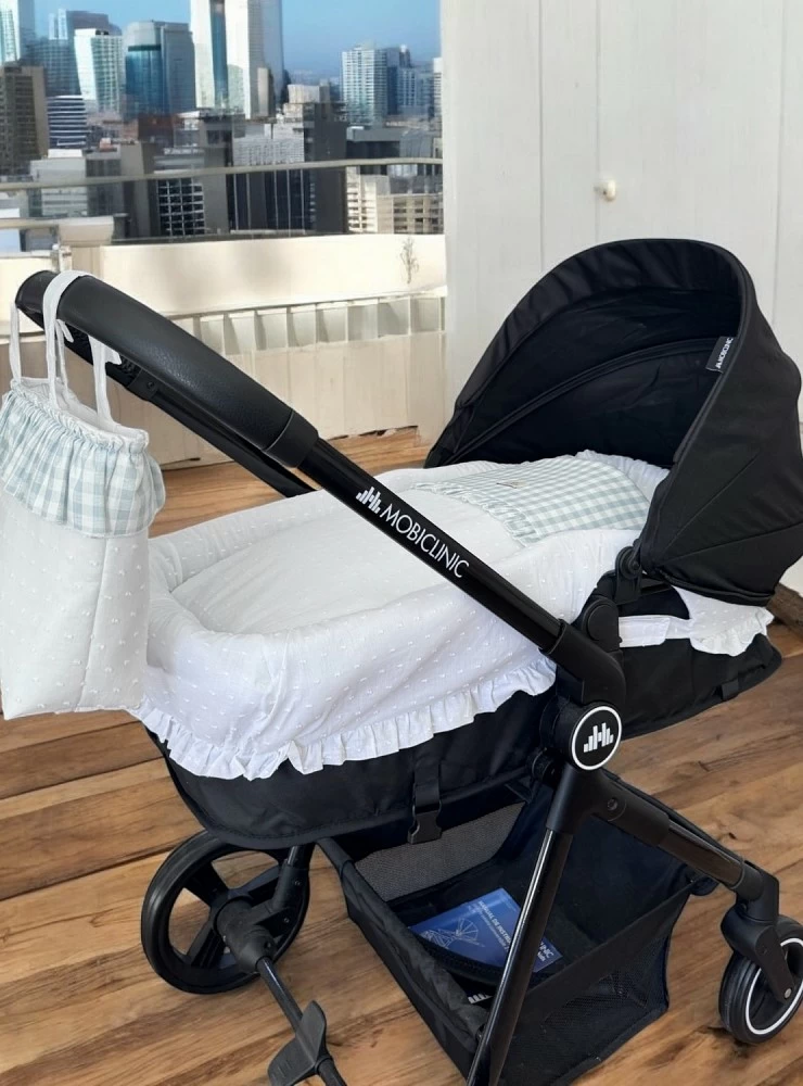 Universal white plumeti carrycot cover. Comes with boards.