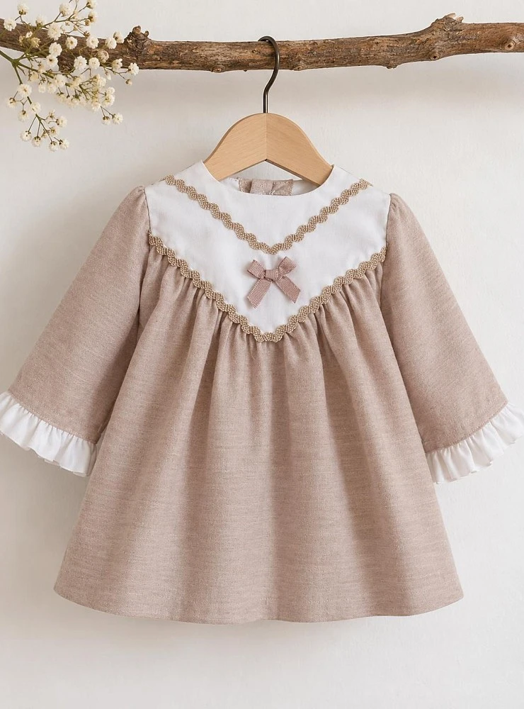 Vestido Bebé Niña Crudo y Arena con Lazo y Volantes