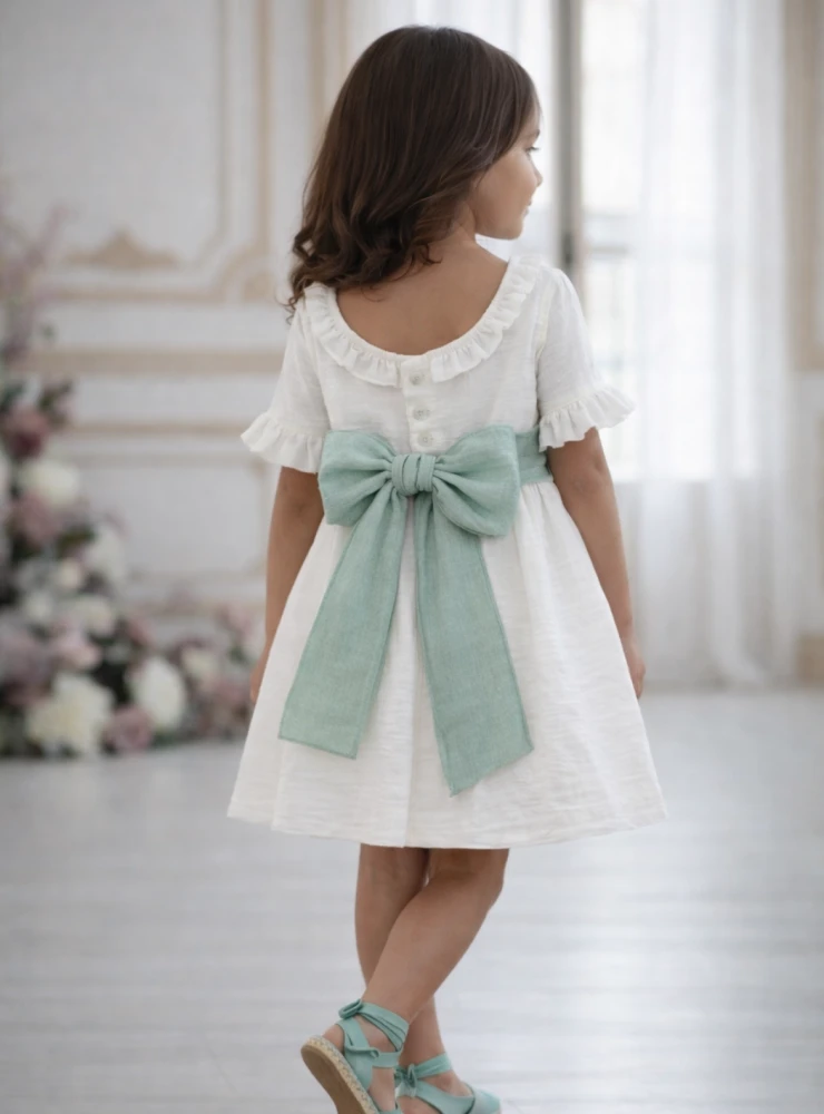 Vestido de bambula crudo con manga francesa. Lazo en dos colores