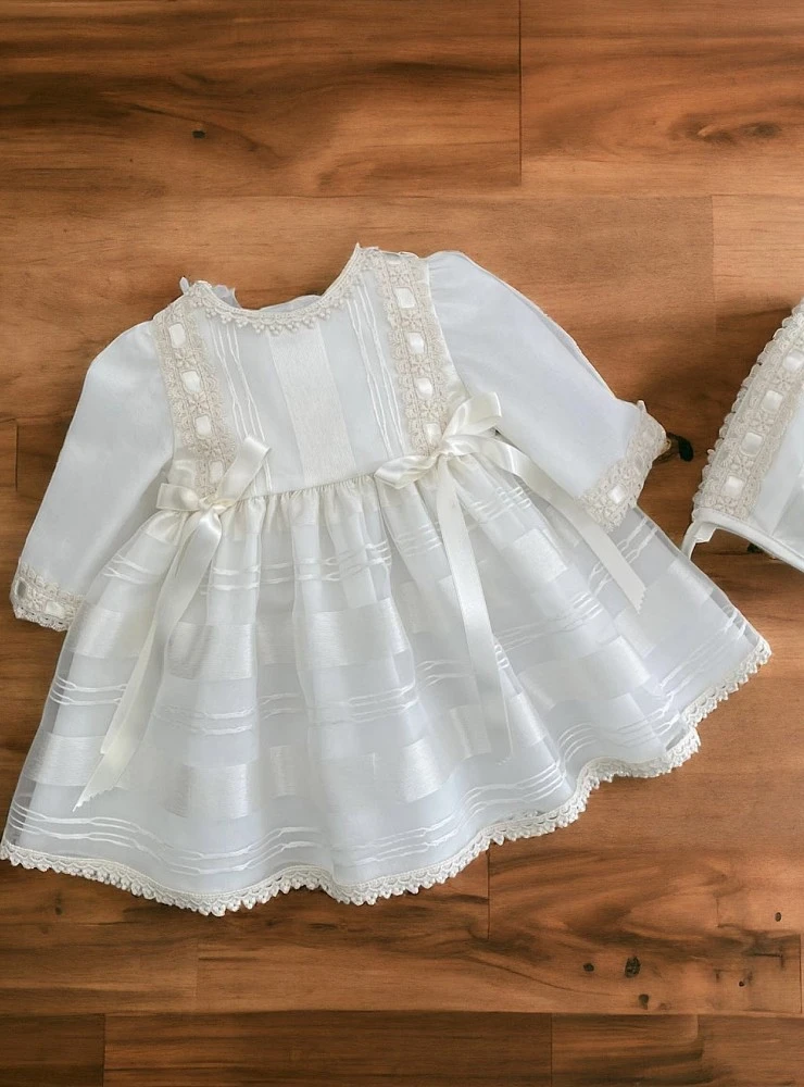 Vestido de bautizo para bebé con capota de organza · Colección Canela