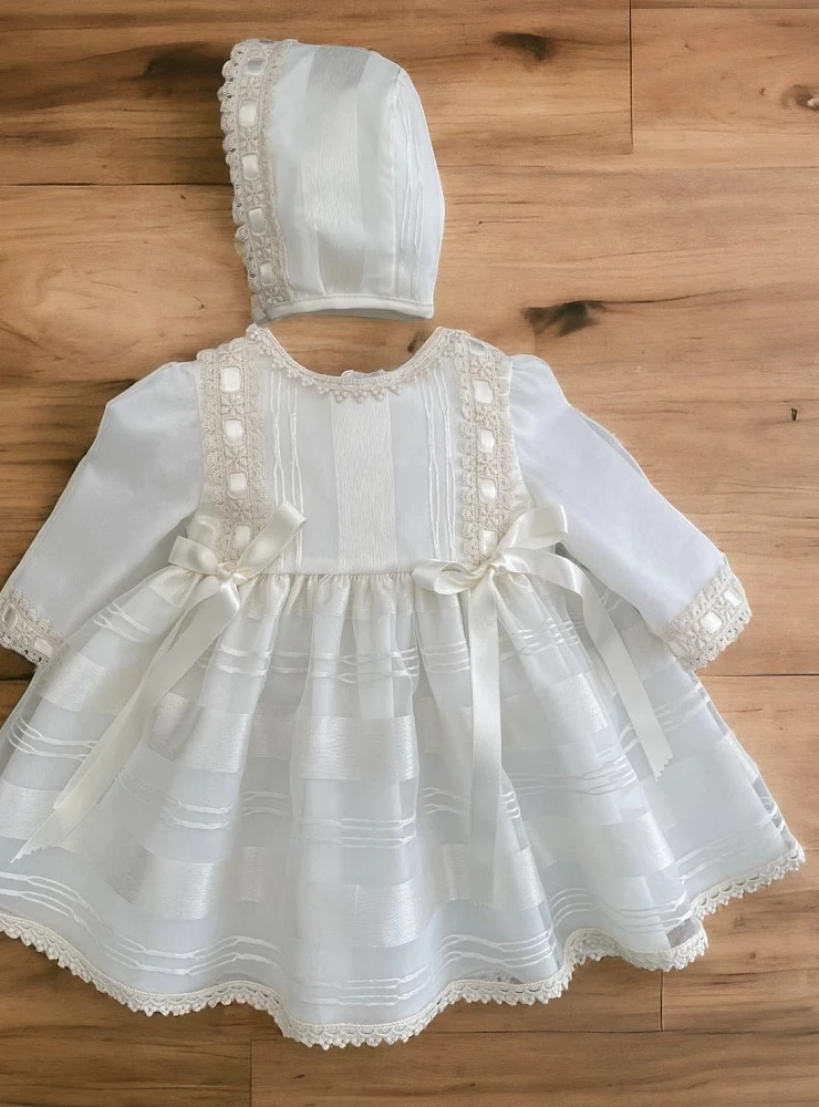 Vestido de bautizo para bebé con capota de organza · Colección Canela