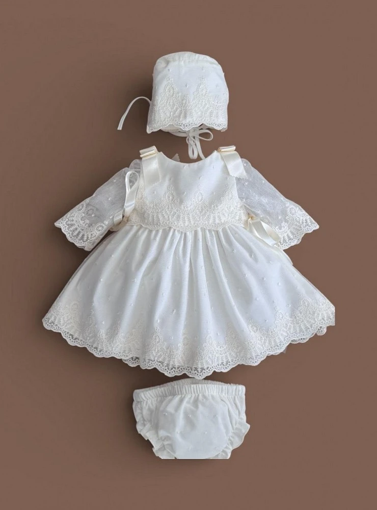 Vestido de bautizo para bebé con capota y braga de tul bordado beige | Colección Fantasía