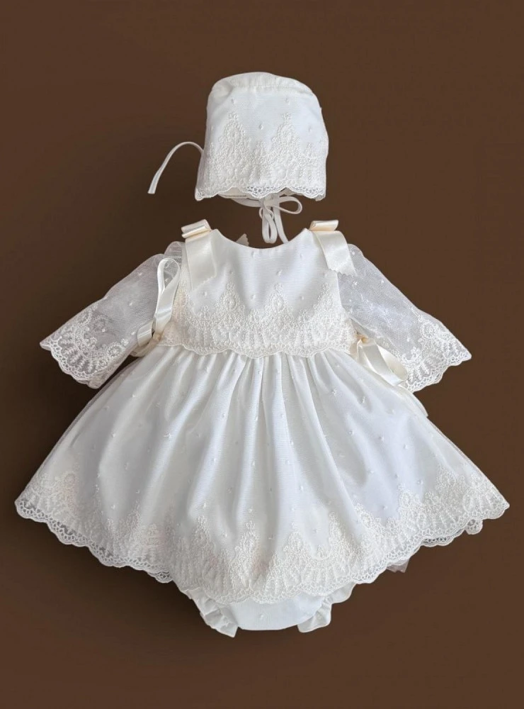 Vestido de bautizo para bebé con capota y braga de tul bordado beige | Colección Fantasía