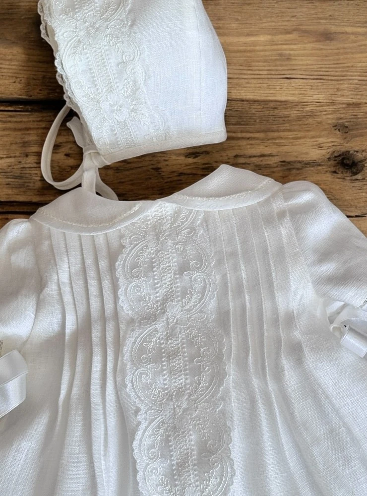 Vestido de ceremonia para bebé con capota de lino natural · Colección Luca