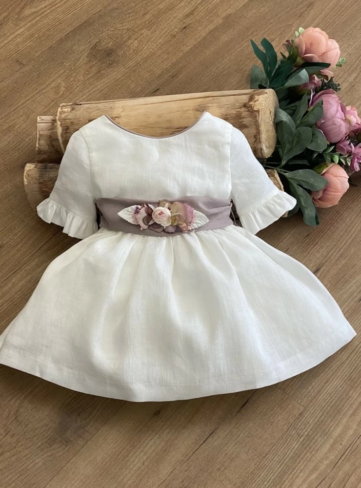 Vestido de lino color crudo con lazo y flores malva.