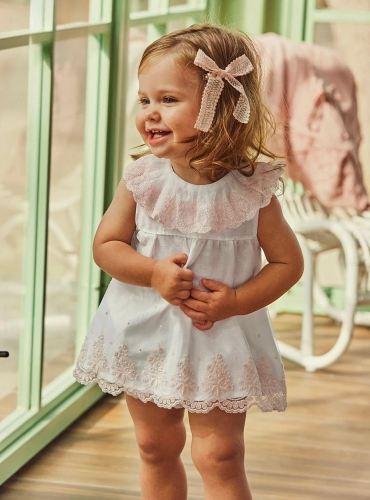 Vestido de lino con tul rosa.