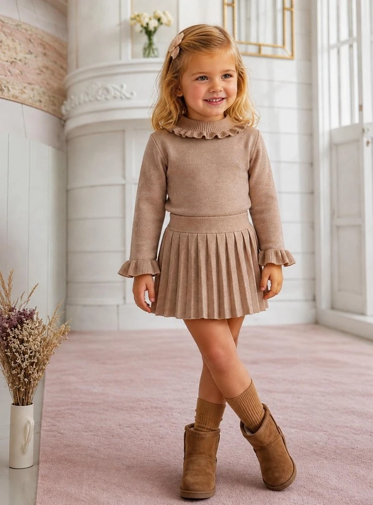 Vestido de punto fino para niña camel con falda plisada
