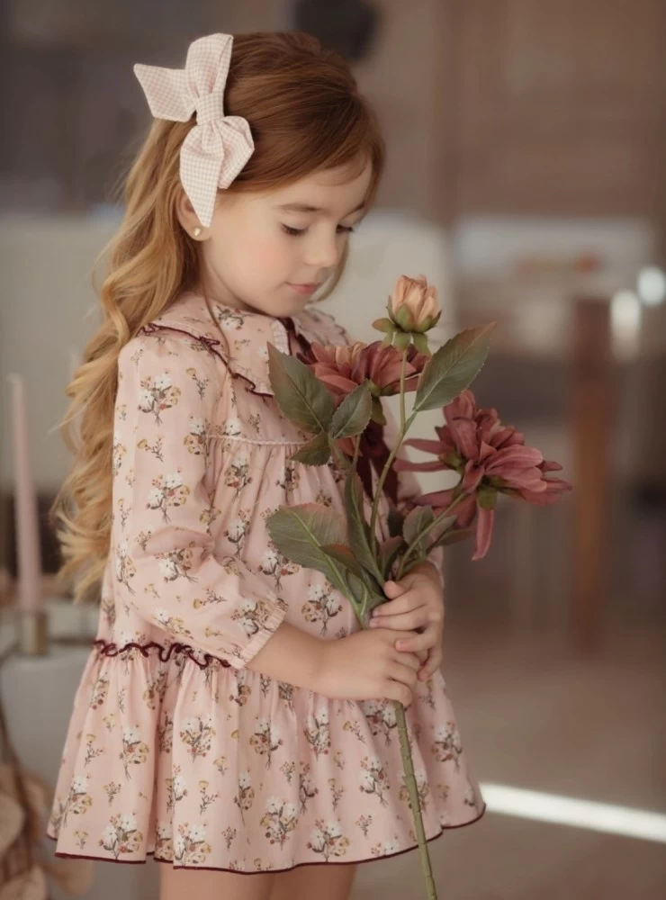 Vestido rosa palo con estampado flores en rosa y burdeos