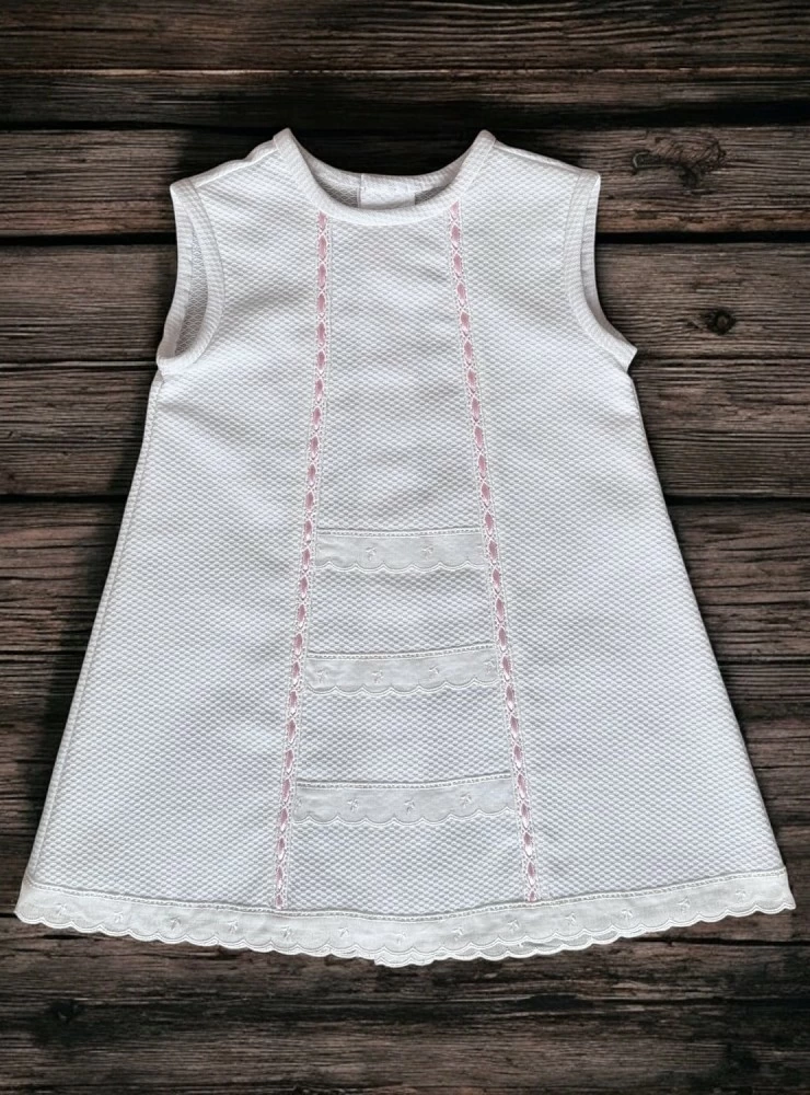 White and pink piqué dressing gown for girls. One size fits most.
