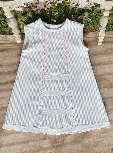 White and pink piqué dressing gown for girls. One size fits most.