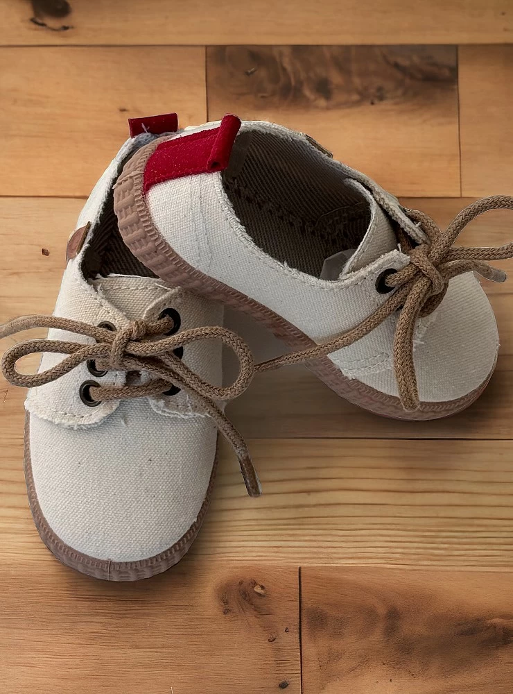 Zapatilla para niño de lino con cordones. Especial ceremonia