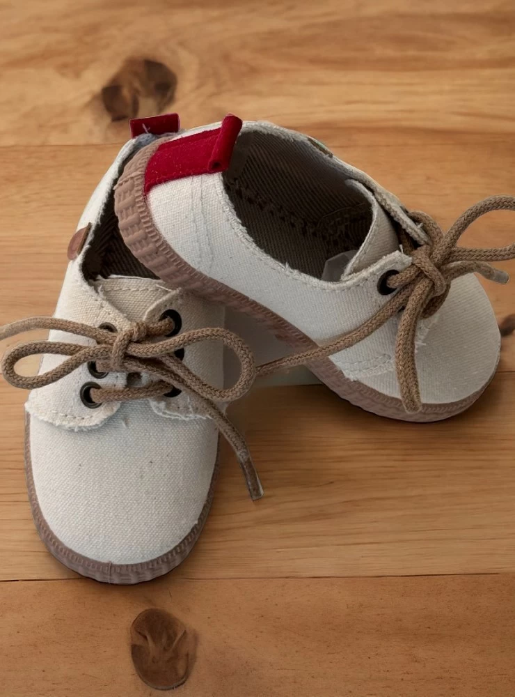 Zapatilla para niño de lino con cordones. Especial ceremonia