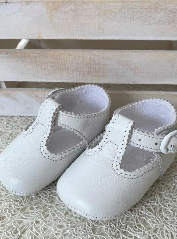 Zapatito para niño de charol, blanco o marino.