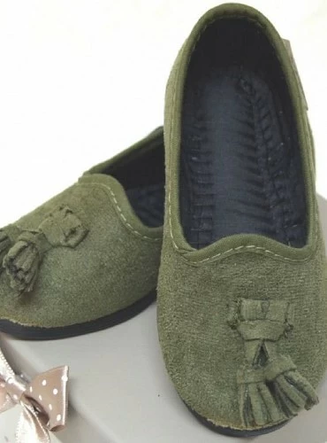 Zapatito unisex con borlas terciopelo Verde.