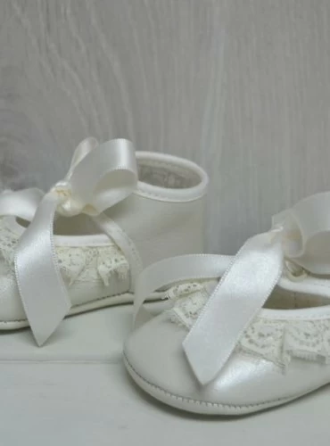 Zapatito unisex piel nacar con puntillas. Especial Bautizo