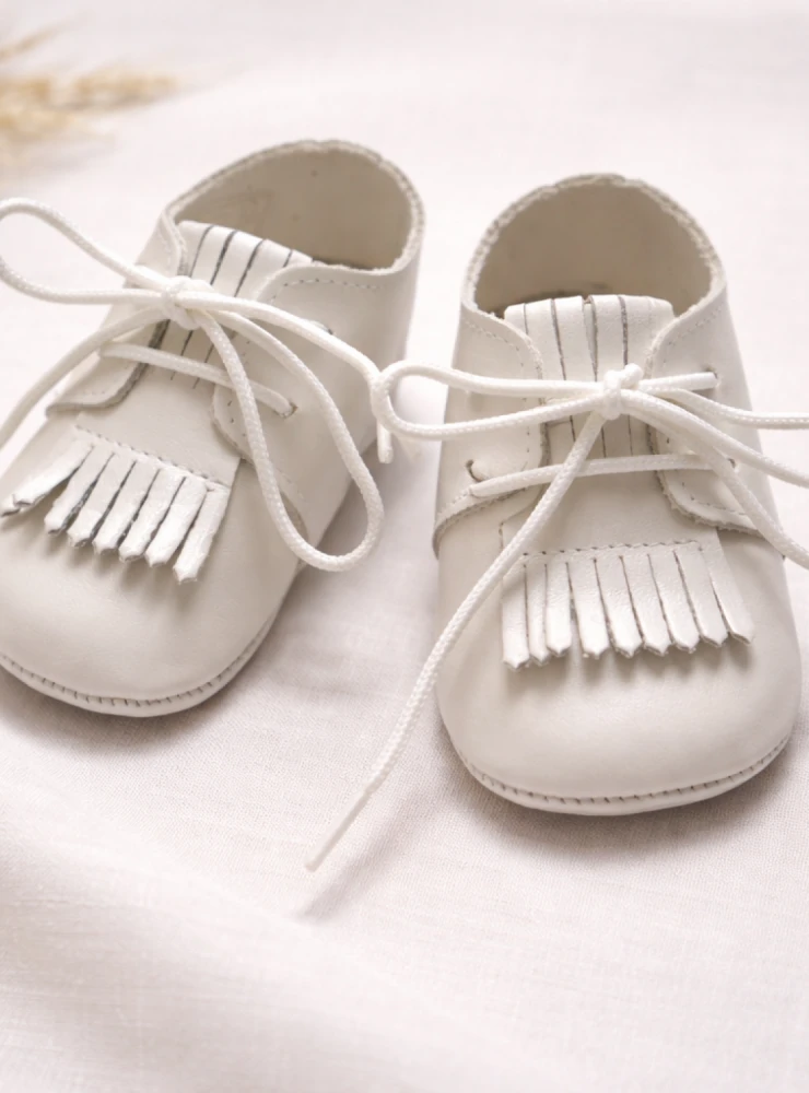 Zapato para niño piel nacar con flecos