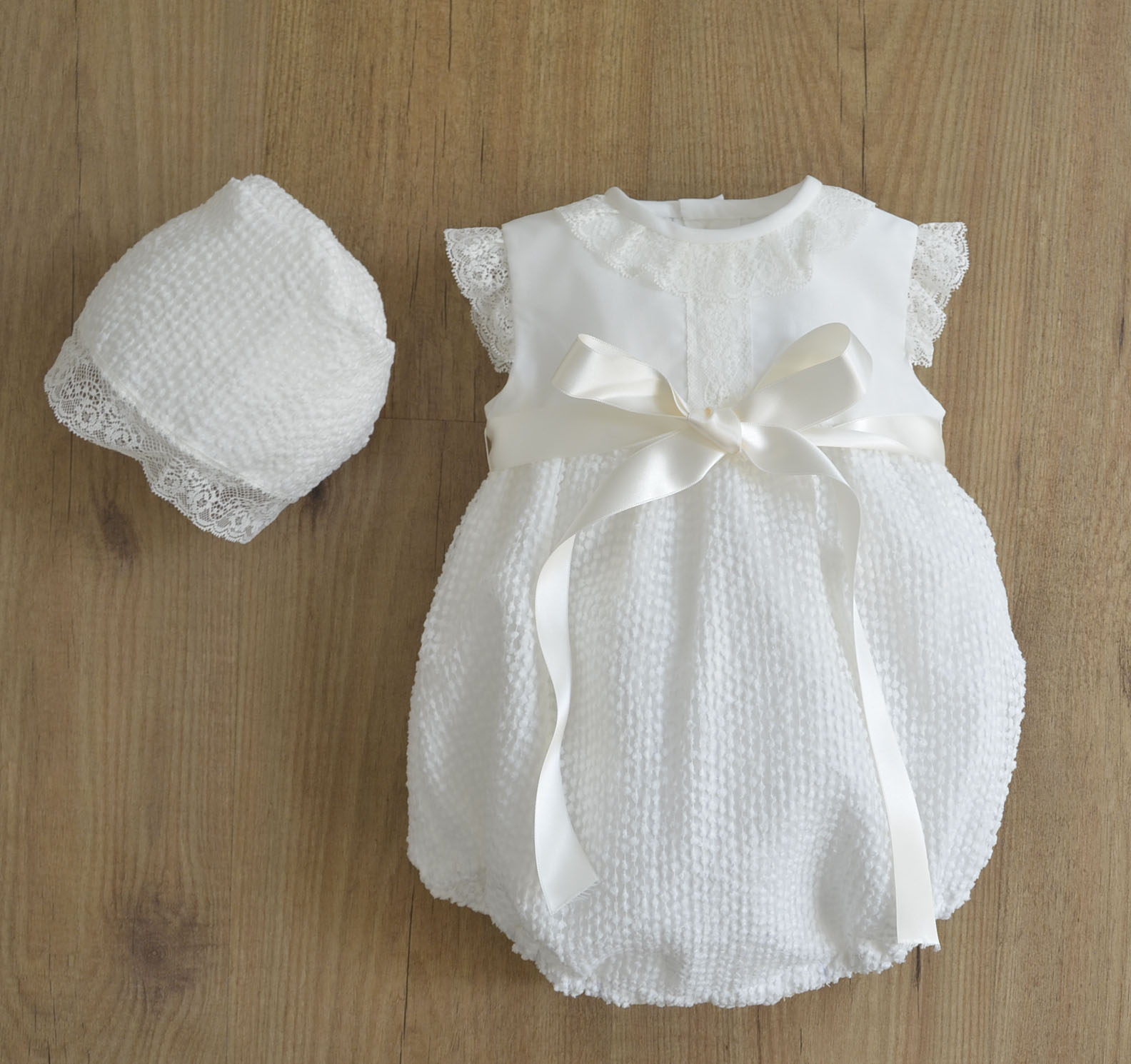 Conjunto de pelele y capota de bautizo. Novedad | Lacasitadeblanca.es