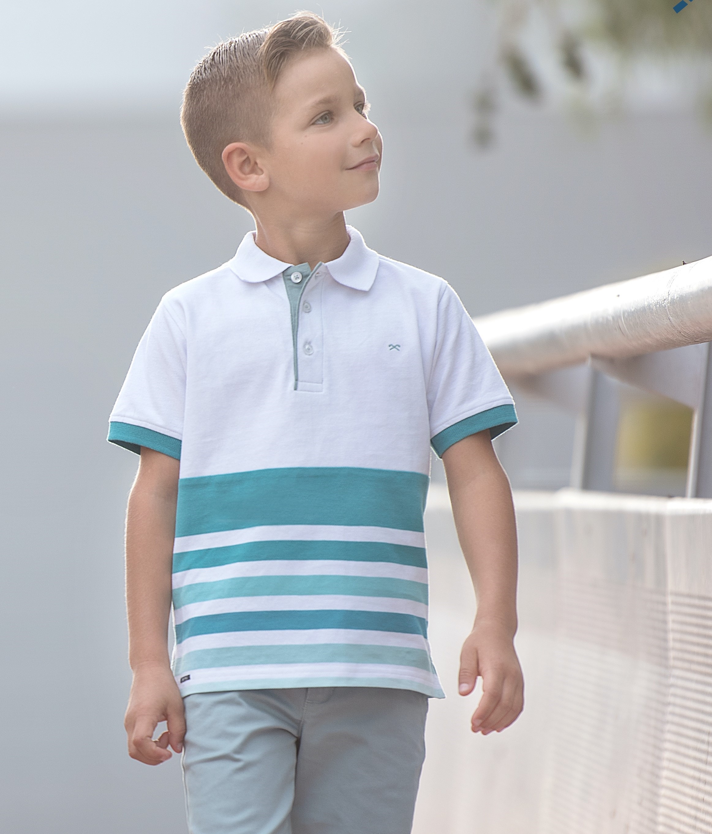 Polo para niño en color blanco con turquesa y verde seco. | Polo para niño en color blanco con turquesa y verde seco. |