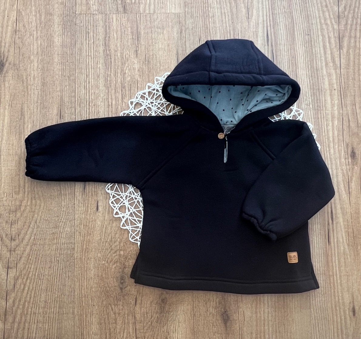 Sudadera negra coleccion estrellas de José Varón 