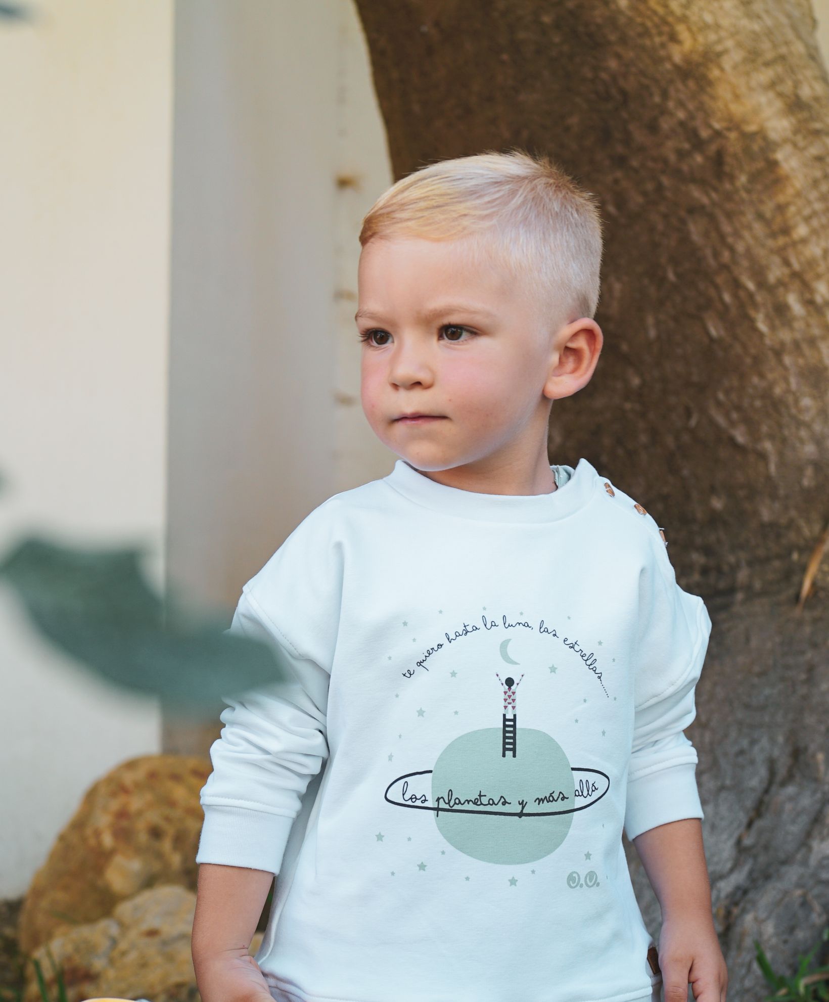 Sudadera unisex blanca de José Varón. Colección Estrellas |  Lacasitadeblanca.es